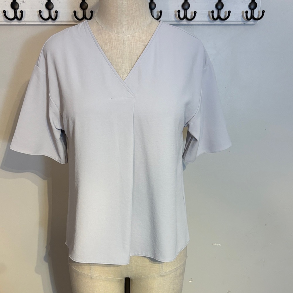 Uniqlo Women's Soft Gray V-Neck Tee size XS fits bigger NWT.